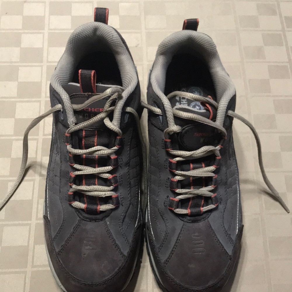 EUC Woman’s Skechers size 9.5‎ work steel toe